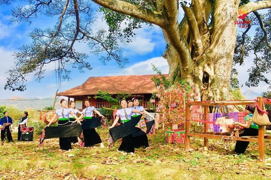 Tìm hiểu văn hóa của người bản địa khi đến rừng thông Bản Áng