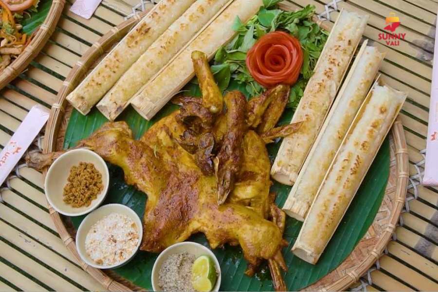Cơm lam ống nứa, gà nướng than hoa là những món ăn đặc sắc phải thử khi đến rừng thông Bản Áng